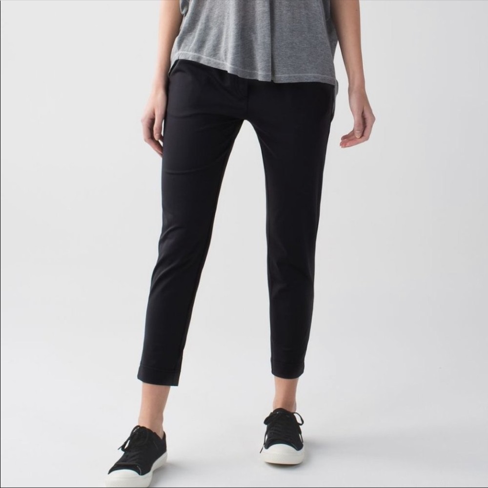 Lululemon Athletica Jet Crop (Slim) in black size 6